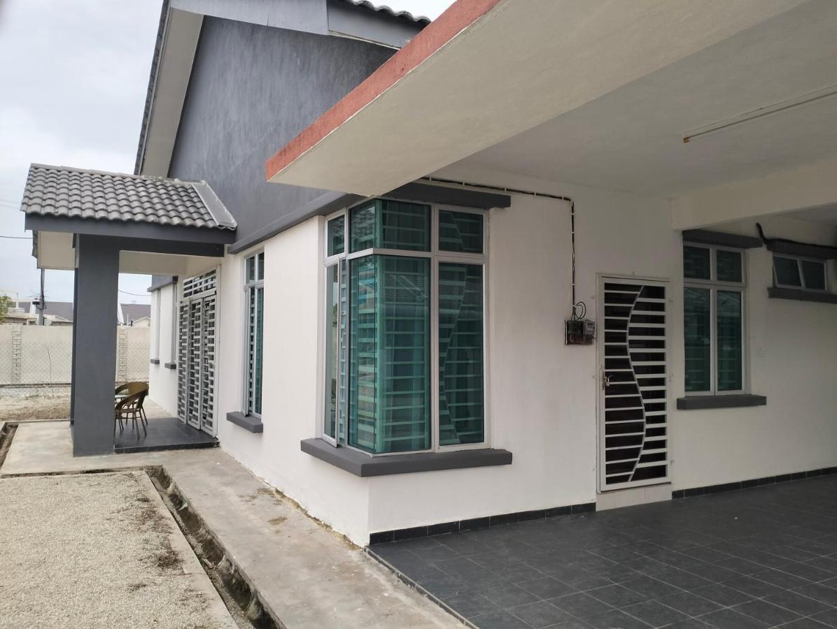 D'Sara Homestay Fully Furnished 3 Bedrooms All Aircond 2 Miles Centre Chukai ภายนอก รูปภาพ