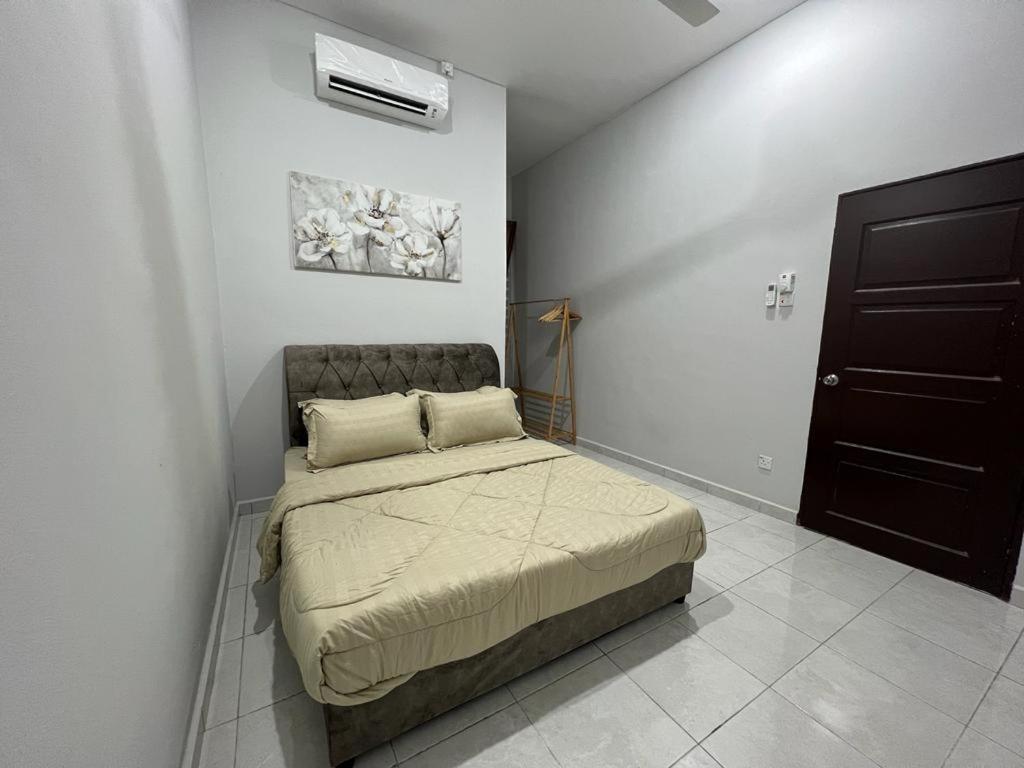 D'Sara Homestay Fully Furnished 3 Bedrooms All Aircond 2 Miles Centre Chukai ภายนอก รูปภาพ