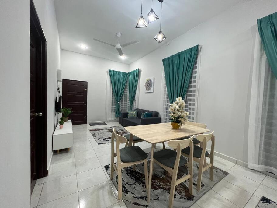 D'Sara Homestay Fully Furnished 3 Bedrooms All Aircond 2 Miles Centre Chukai ภายนอก รูปภาพ