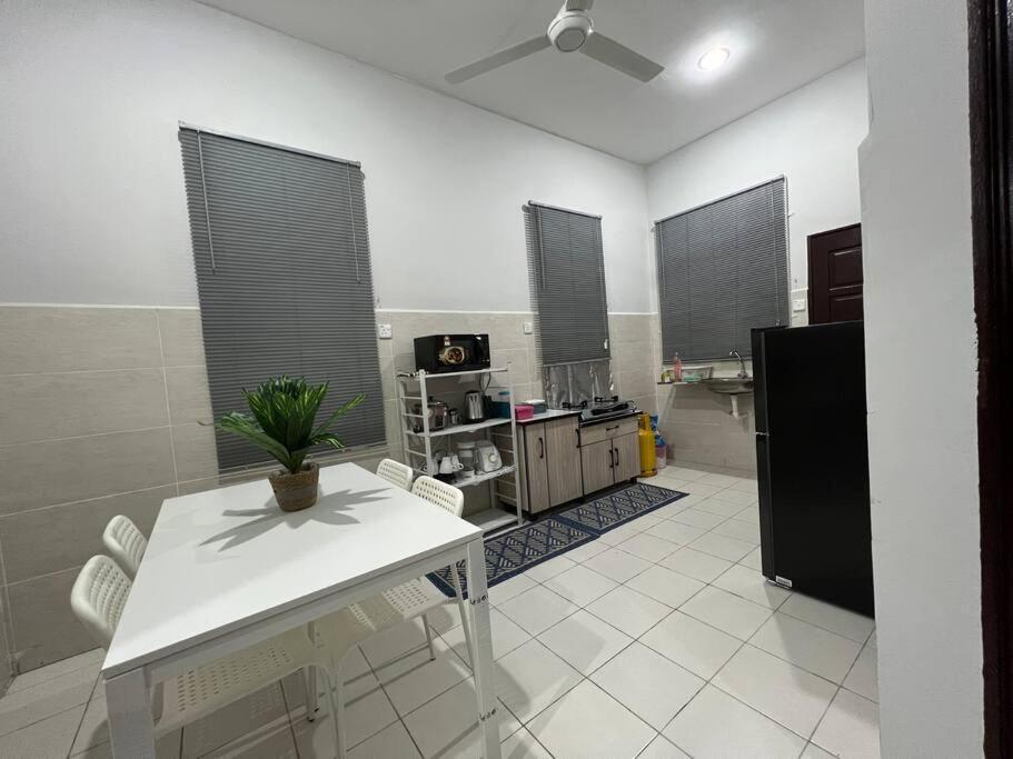 D'Sara Homestay Fully Furnished 3 Bedrooms All Aircond 2 Miles Centre Chukai ภายนอก รูปภาพ