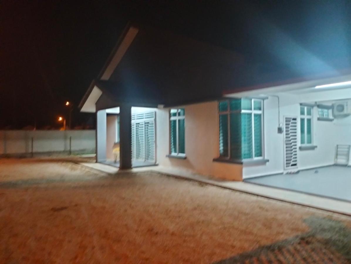 D'Sara Homestay Fully Furnished 3 Bedrooms All Aircond 2 Miles Centre Chukai ภายนอก รูปภาพ
