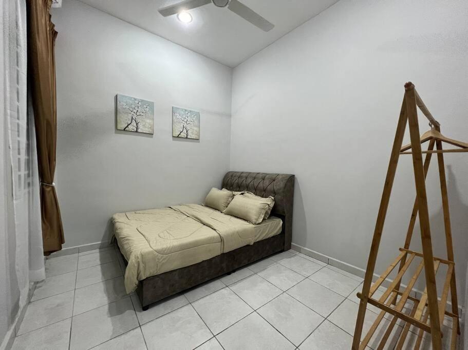 D'Sara Homestay Fully Furnished 3 Bedrooms All Aircond 2 Miles Centre Chukai ภายนอก รูปภาพ